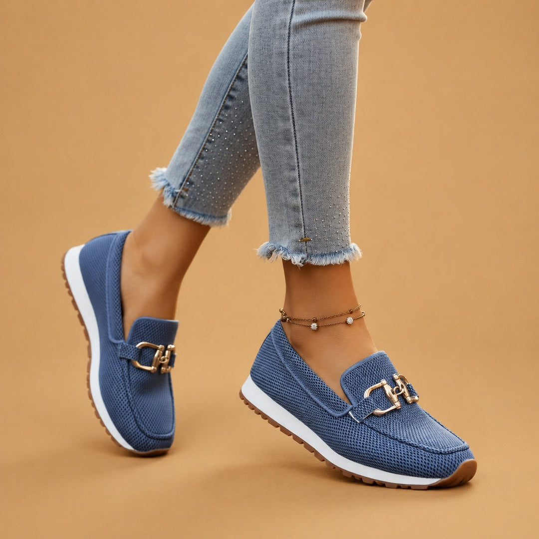 Mocassins ortopédicos femininos pretos com fivela dourada, design elegante e conforto para o dia a dia.