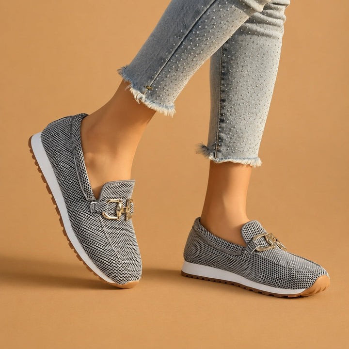 Mocassins elegantes femininos com fivela dourada, calçado casual e chique para moda dia a dia.