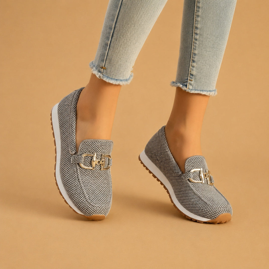 Detalhe da fivela dourada em mocassins ortopédicos femininos, estilo e conforto em um só calçado.