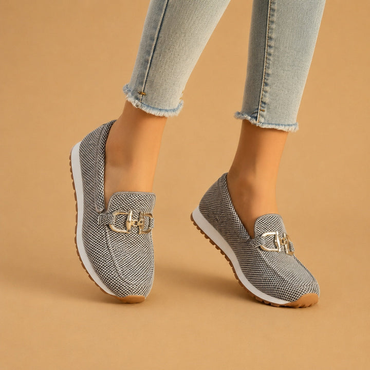 Detalhe da fivela dourada em mocassins ortopédicos femininos, estilo e conforto em um só calçado.