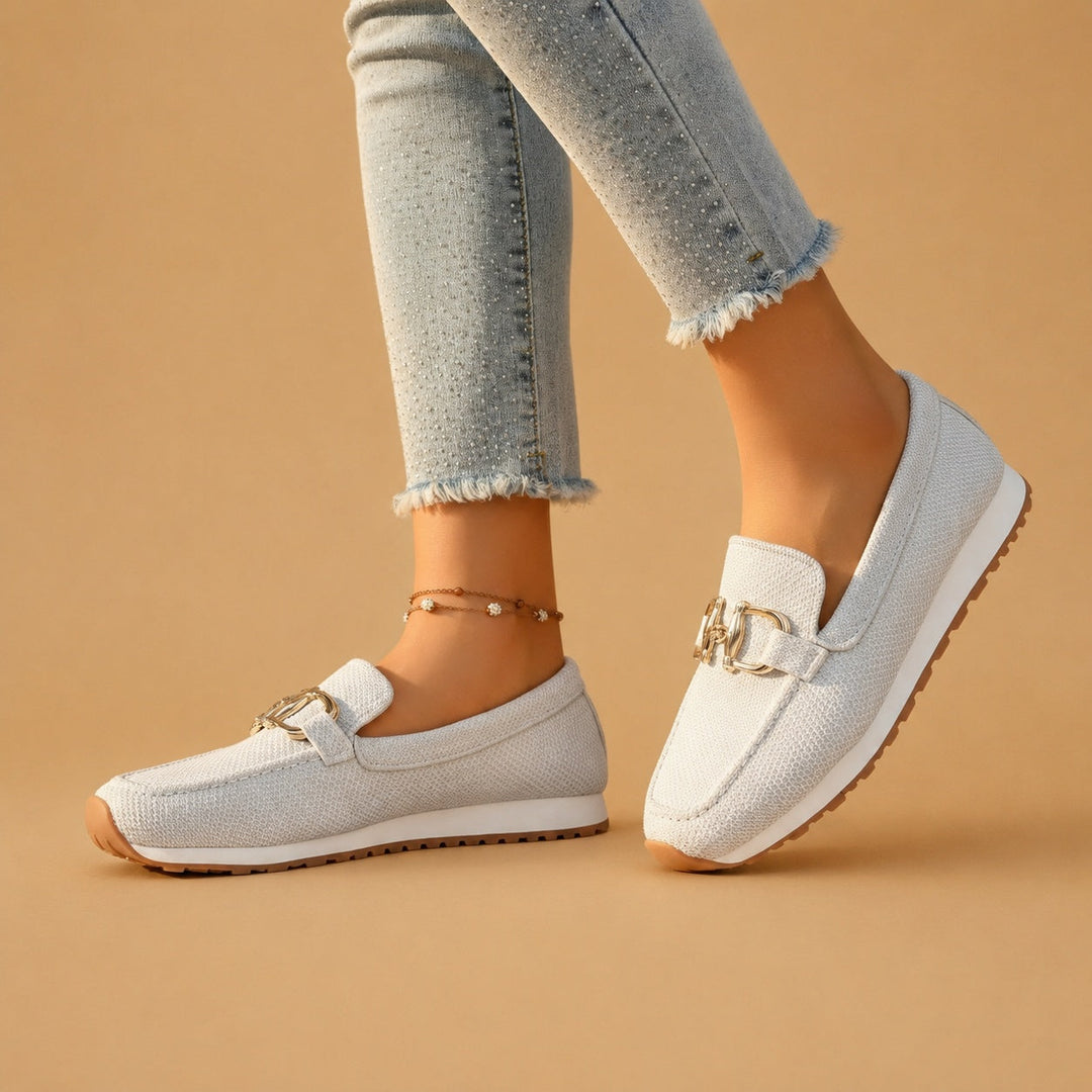 Mocassins ortopédicos para senhora, design moderno com fivela dourada, proporcionando conforto e estilo.
