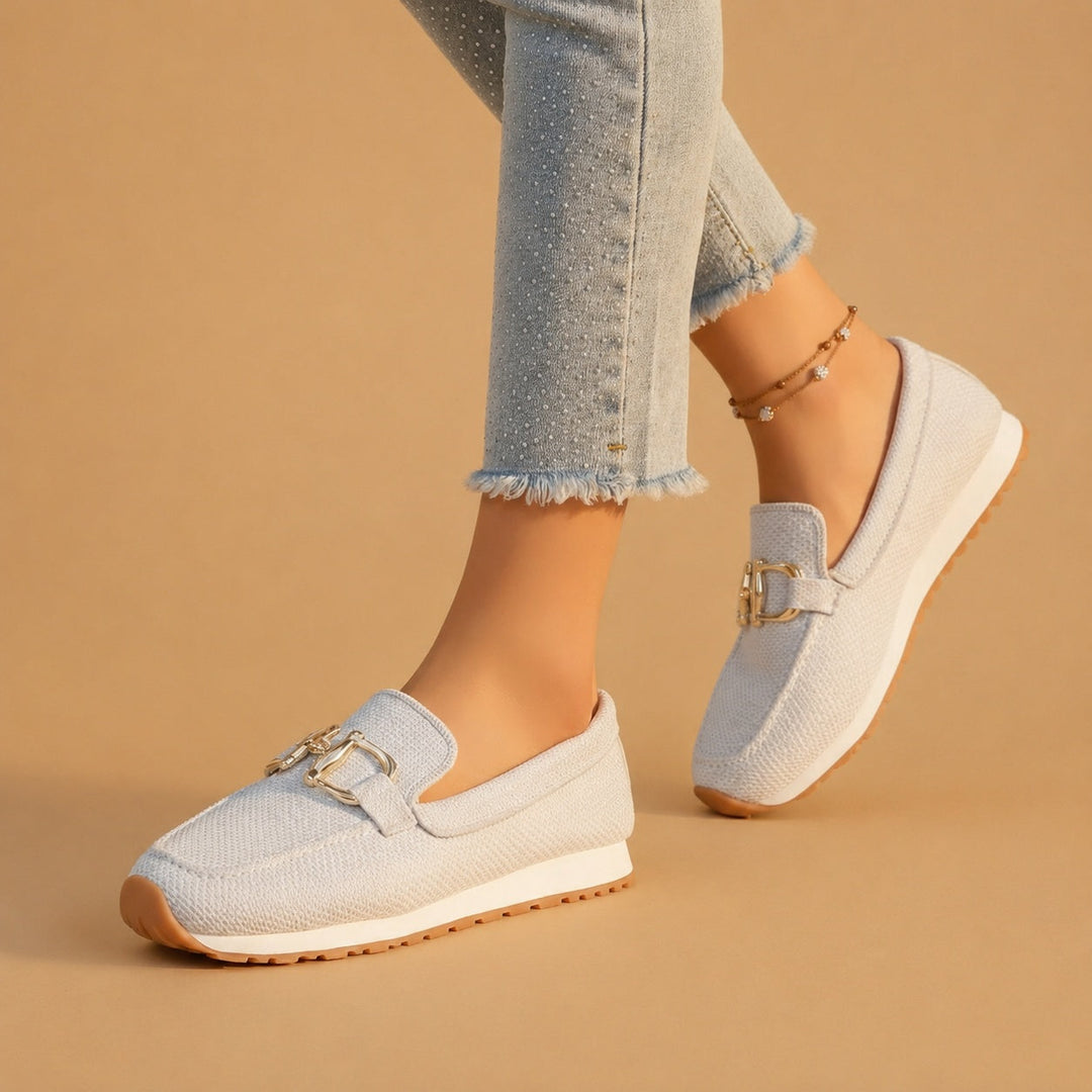 Mocassins femininos casuais com fivela dourada, perfeitos para o estilo dia a dia, oferecendo conforto ortopédico.