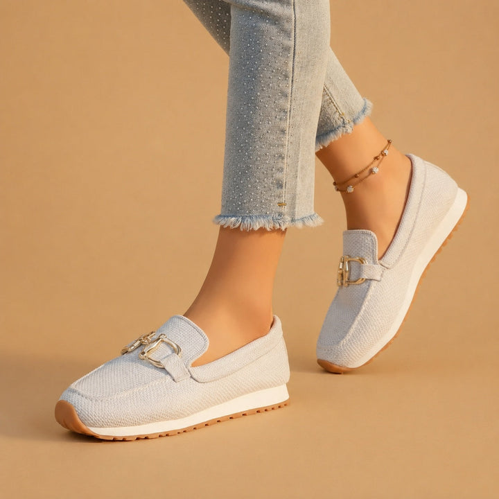 Mocassins femininos casuais com fivela dourada, perfeitos para o estilo dia a dia, oferecendo conforto ortopédico.