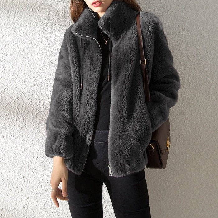 Casaco feminino de gola alta, confortável e estiloso para o inverno. Perfeito para um look elegante e aquecido.