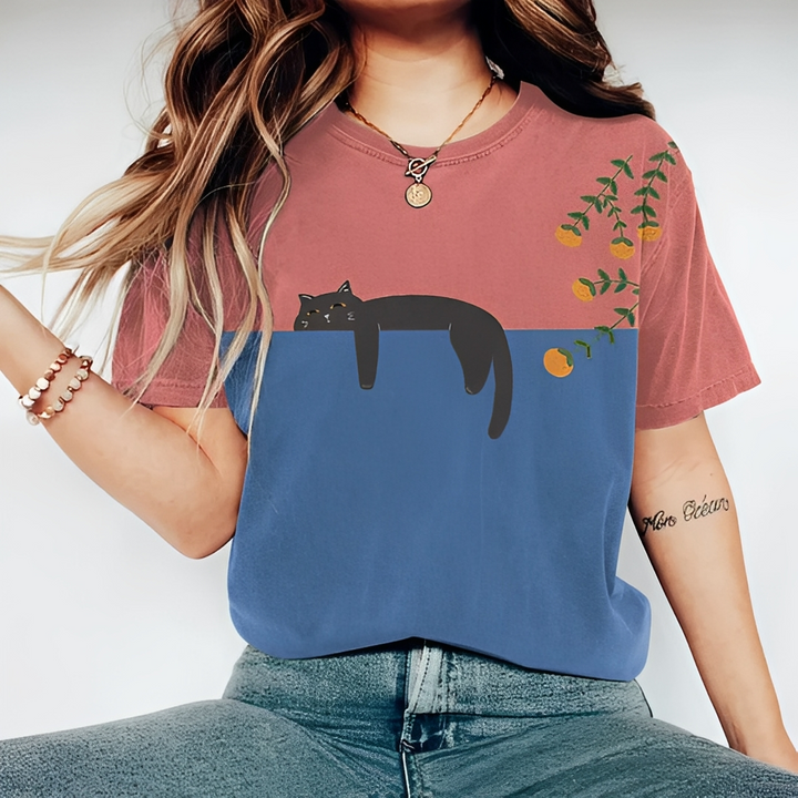 T-shirt feminina de verão, super confortável e estilosa. Camiseta bicolor com estampa de gato, manga curta, decote redondo.