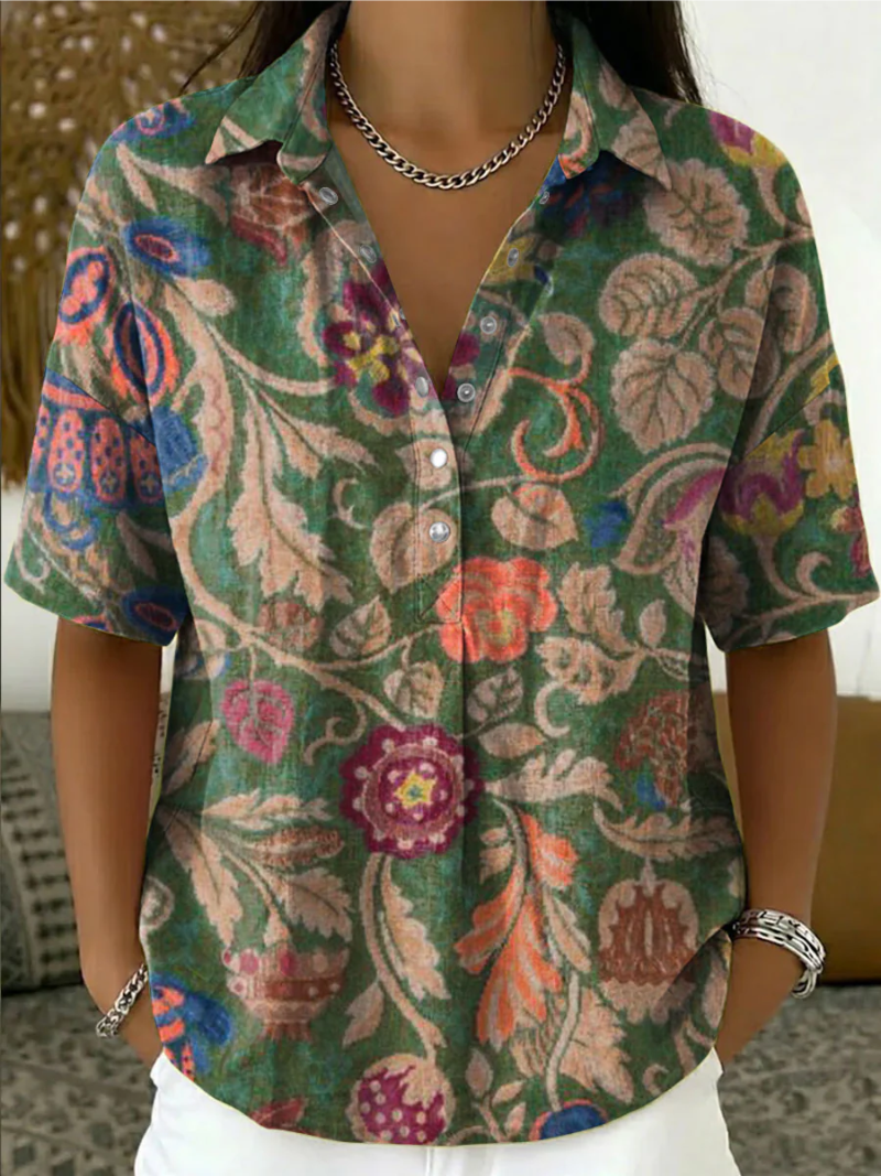 Blusa feminina estampada multicolor com gola e mangas curtas. Ideal para look casual e confortável primavera/verão.