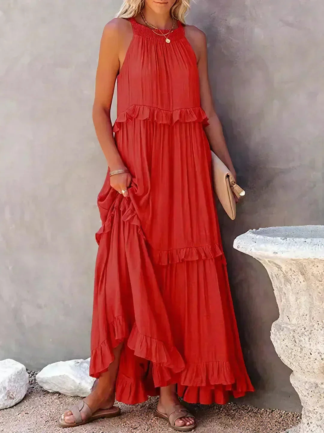 Vestido de verão feminino longo, alças finas e babados. Estilo boêmio para conforto diário.