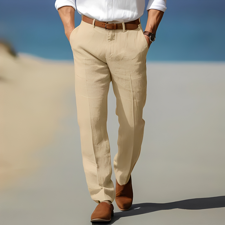Calça masculina descontraída no tornozelo, ideal para estilo moderno e casual, com conforto versátil.