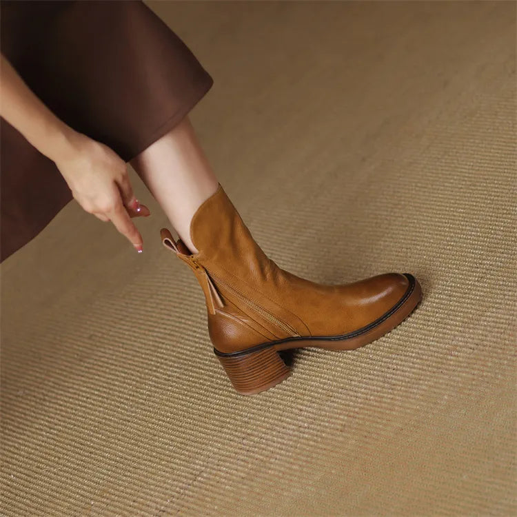 Calçado feminino elegante cano médio, com solado durável para conforto e segurança ao caminhar.