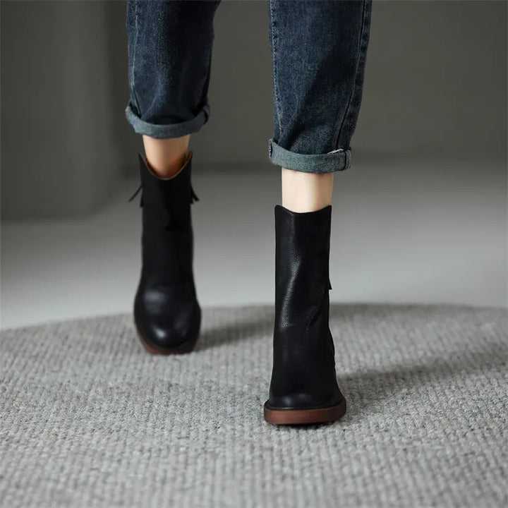 Botas femininas confortáveis com cano médio e solado resistente, essenciais para o dia a dia.