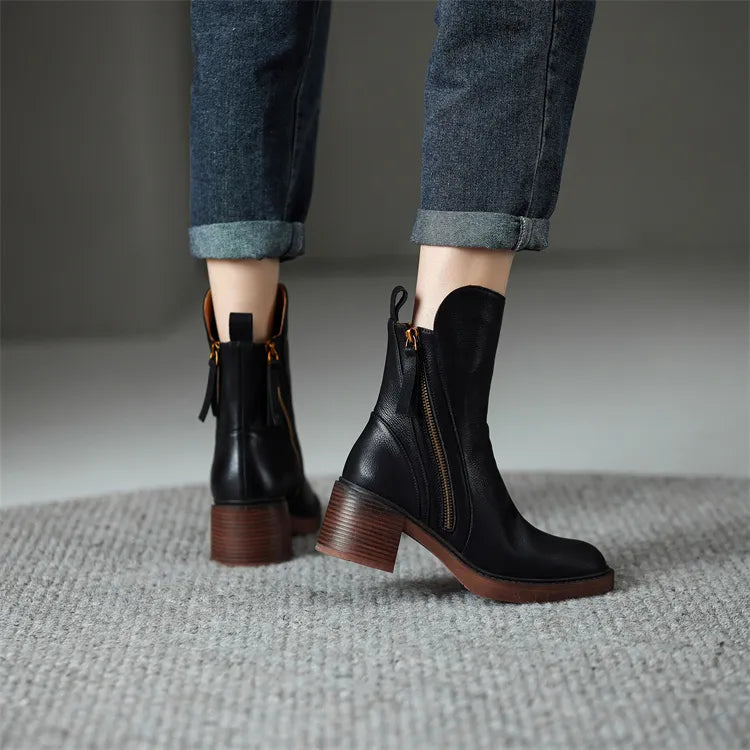 Par de botas femininas pretas de cano médio, design moderno, conforto para longas horas.
