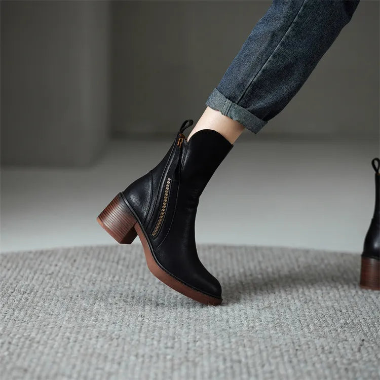 Botas femininas de cano médio, com estilo e versatilidade para a moda do dia a dia.