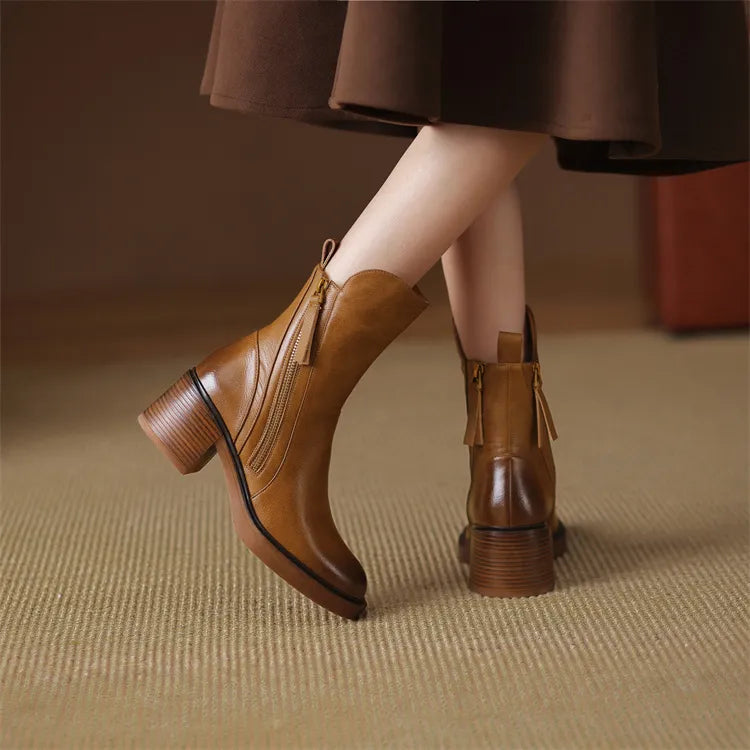 Calçado feminino cano médio castanho, com solado resistente, oferecendo conforto e estilo versátil.