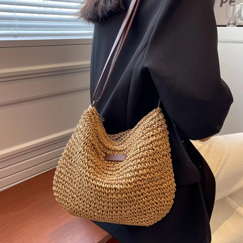 Bolsa trançada feminina Camille, design chic em neutros. Versátil acessório de ombro para moda verão elegante e prática.