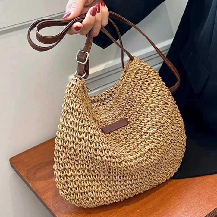 Acessório de moda: Bolsa feminina trançada chic em tons neutros, ideal para looks de verão. Elegante e prática para o dia a dia.