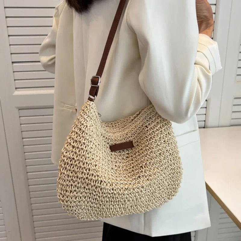 Bolsa feminina de ombro trançada chic Camille. Tons neutros, prática para o verão e acessório de moda elegante.