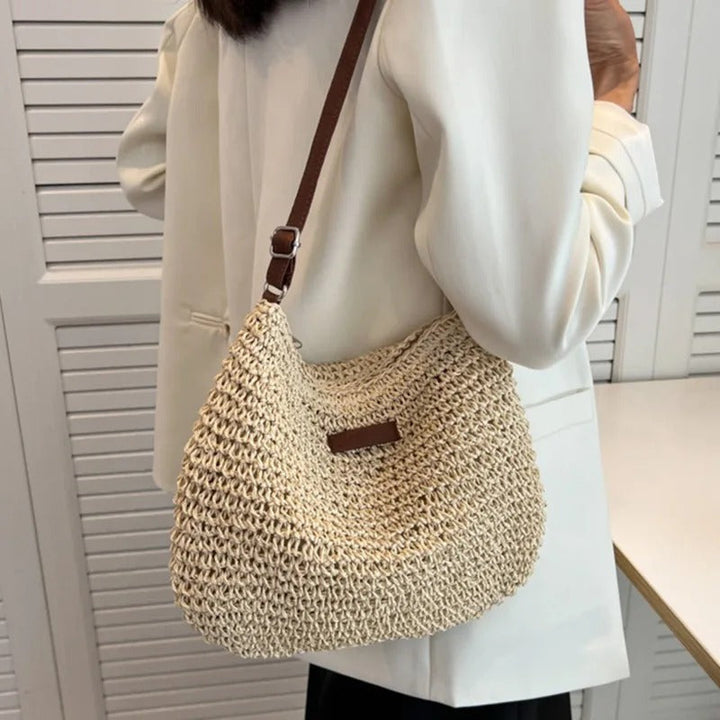 Bolsa feminina de ombro trançada chic Camille. Tons neutros, prática para o verão e acessório de moda elegante.
