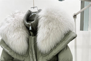 Roupa de frio feminina: casaco curto acolchoado Oslo com capuz. Essencial para o inverno e estilo casual.