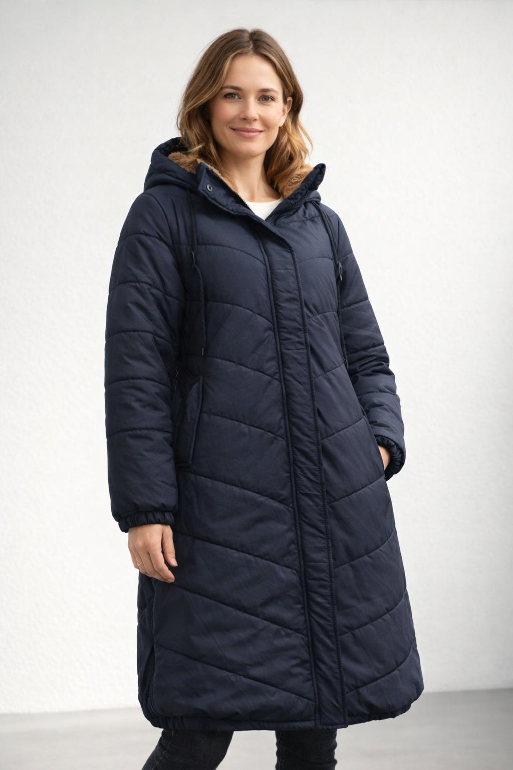 Casaco acolchoado comprido feminino de inverno com capuz, ideal para proteção e estilo da mulher no frio.