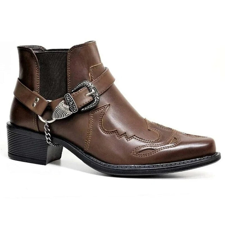 Mulher a usar botins cowboy femininos pretos audaciosos com fivela e corrente. Calçado distinto para o inverno.