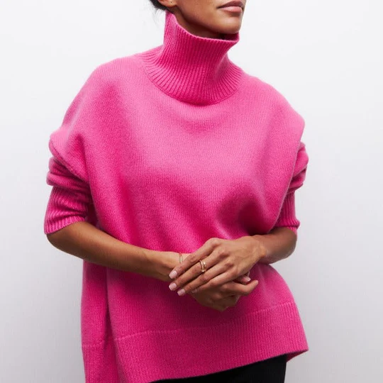 Camisola elegante feminina oversize com gola virada para baixo. Proporciona conforto e calor no outono.