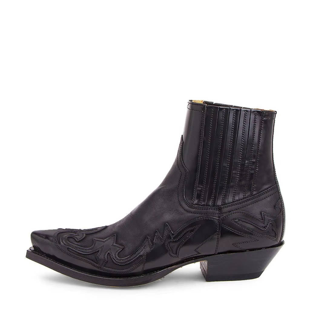 Bota feminina de couro marrom cano curto, estilo vaqueira com bico fino, ideal para moda outono.