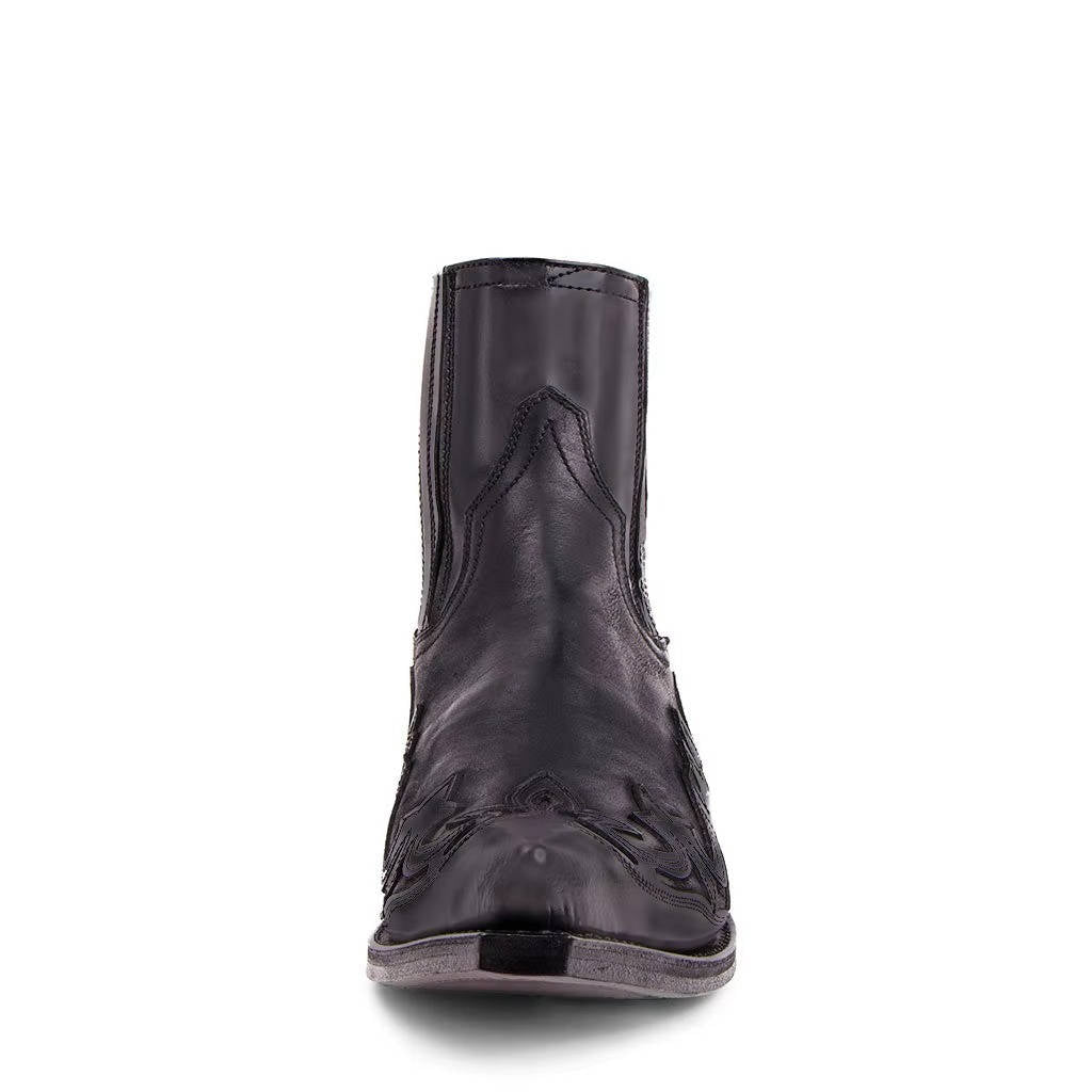 Calçado feminino: bota de couro preta cano curto, estilo vaqueira, perfeita para combinar looks de outono.
