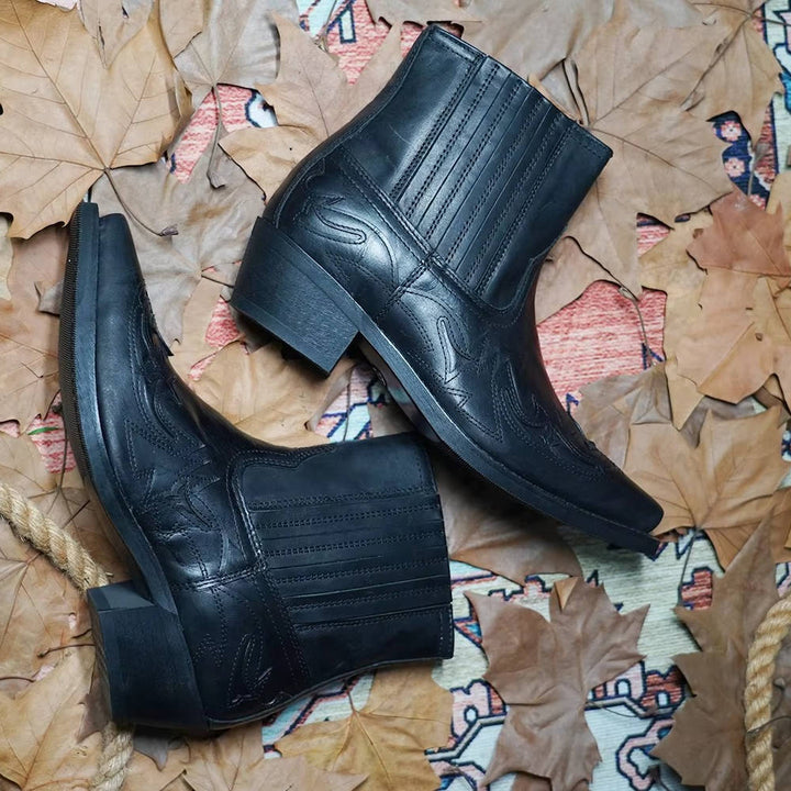 Bota marrom feminina de couro, cano curto e bico fino, estilo country, ideal para passeios e moda outono.