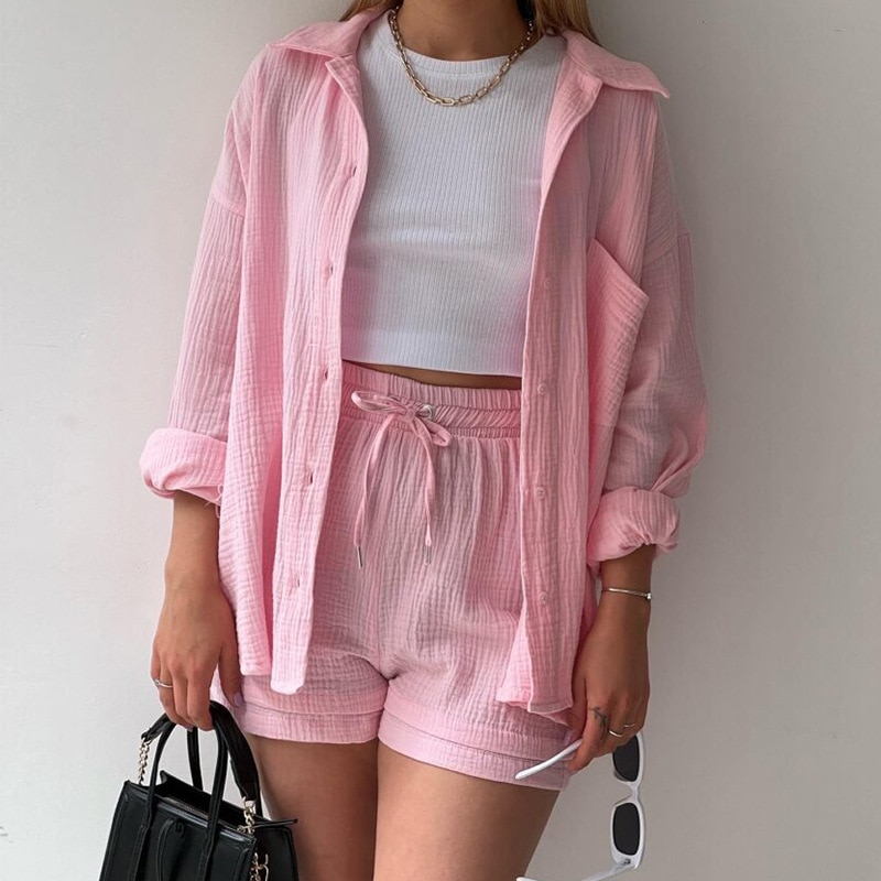 Conjunto preto feminino casual, top e shorts. Roupa de verão confortável, ideal para o estilo descontraído.