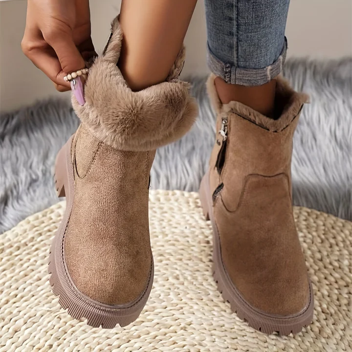Par de botas femininas Amália bege com forro macio, ideal para inverno rigoroso. Conforto e moda em calçado quente.