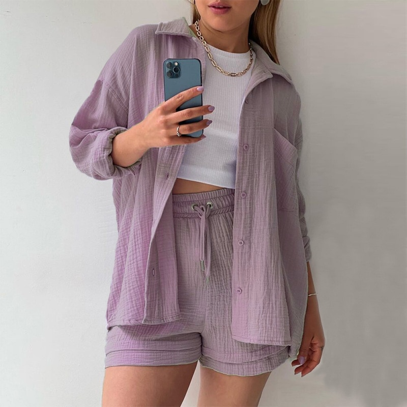 Look de verão com conjunto feminino em top e shorts. Roupa confortável e casual para diversas ocasiões.