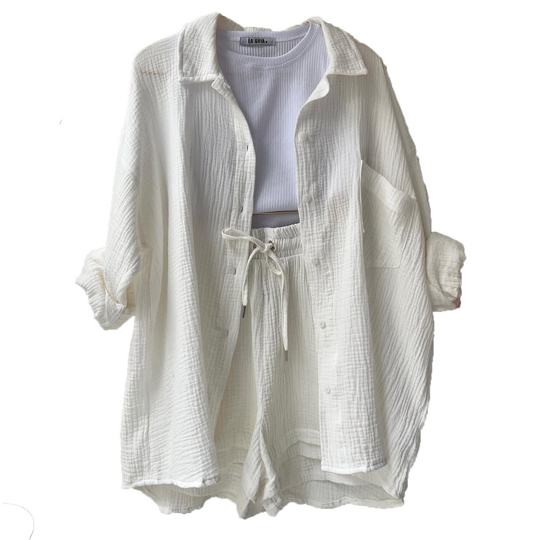 Confortável conjunto feminino duplo: top e shorts para o verão. Moda casual e versátil para todas as mulheres.