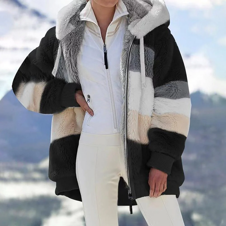 Casaco feminino acolchoado em contraste, um sobretudo moderno para o vestuário de inverno. Quente e fashion.