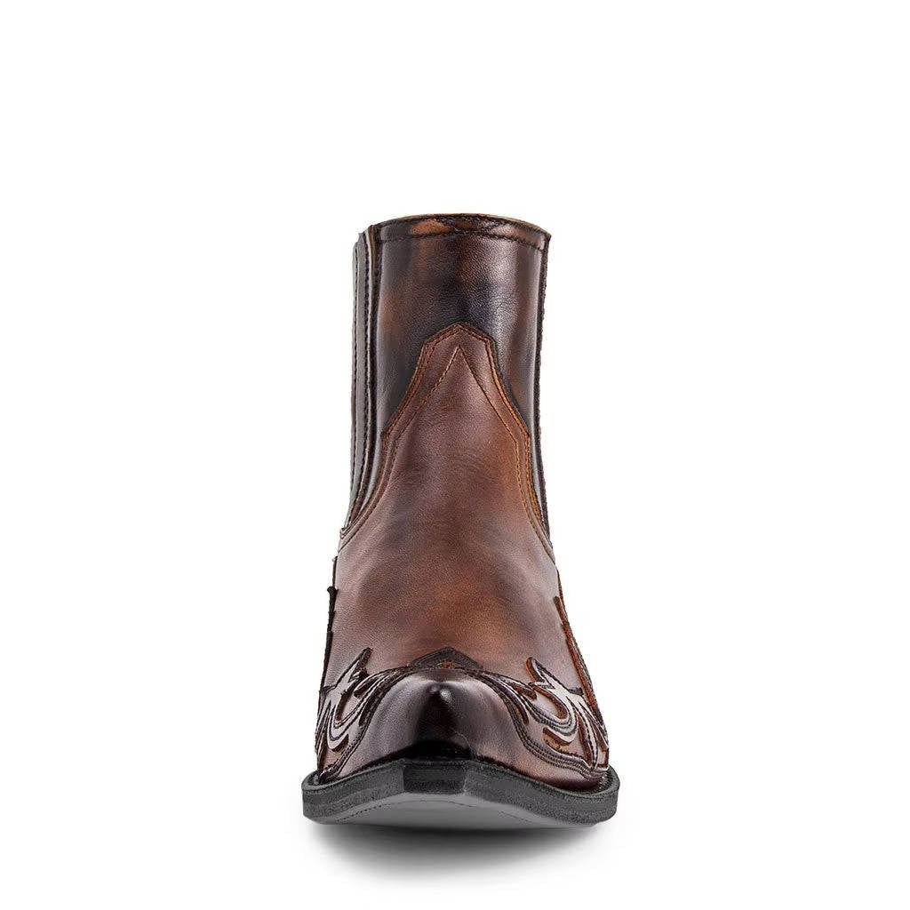 Par de botas femininas de couro, cano curto estilo vaqueira, nas cores marrom e preta, com bico fino.