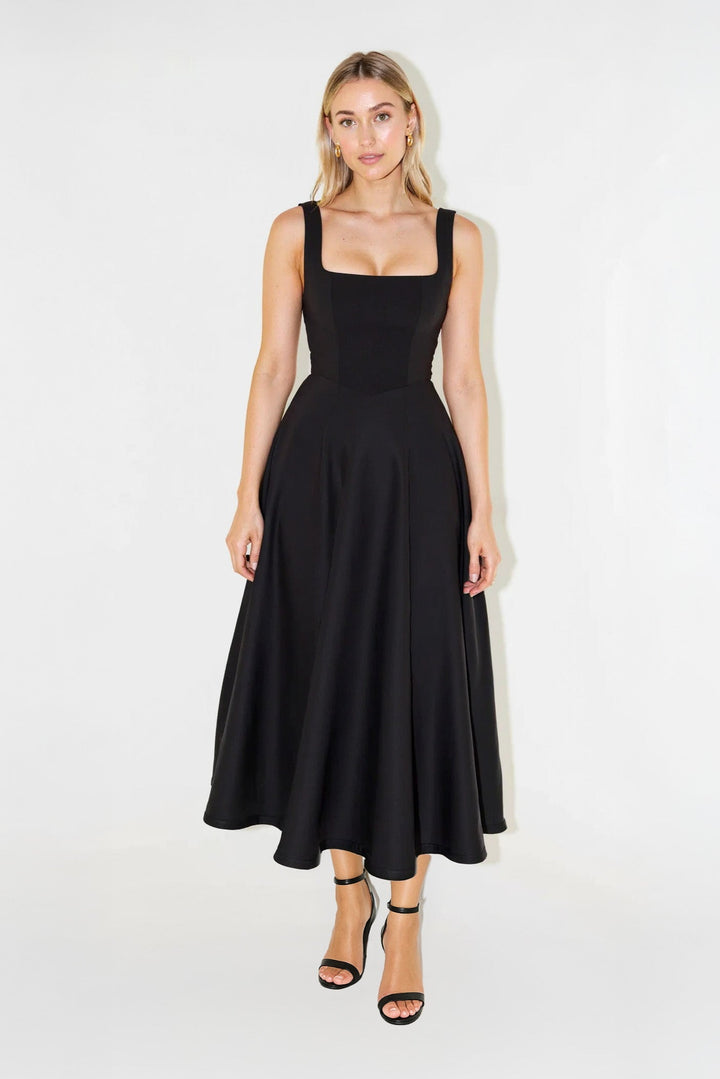 Detalhe do decote quadrado em vestido midi feminino elegante. Peça versátil para diversas ocasiões.