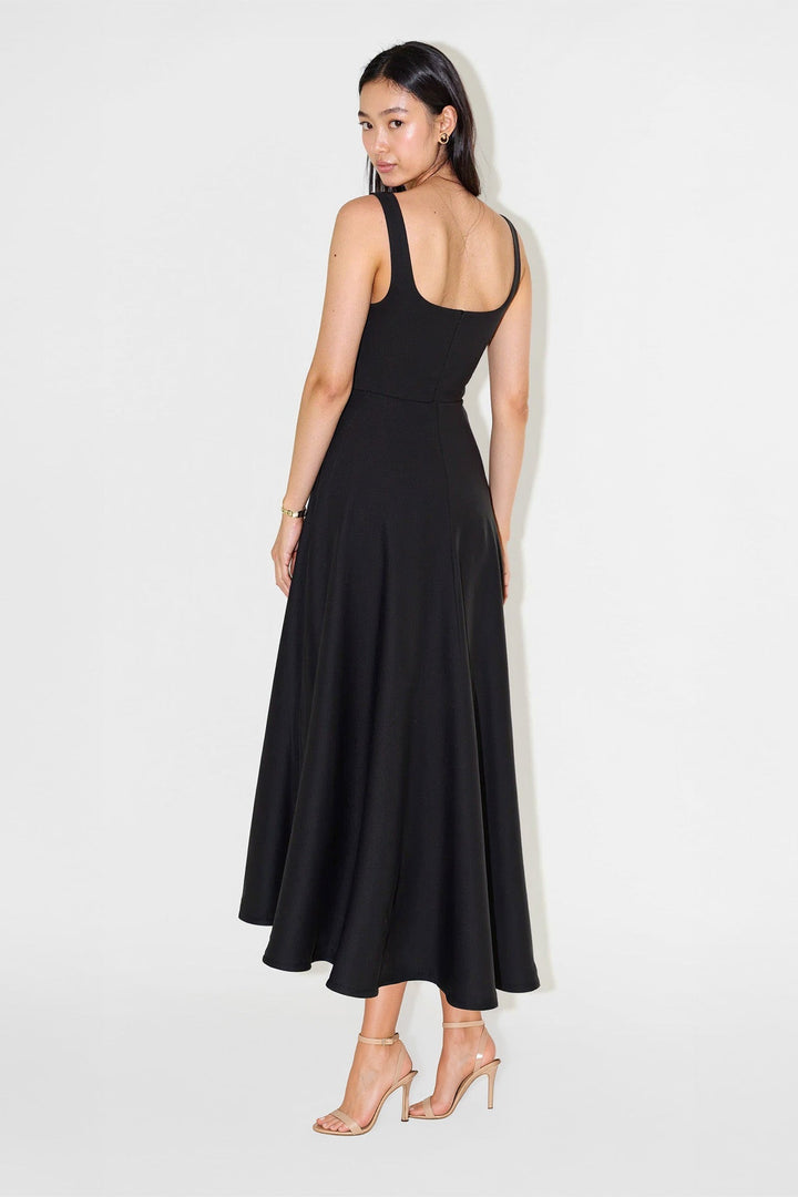Vestido midi feminino decote quadrado, ideal para o verão. Conforto e elegância em uma única peça.