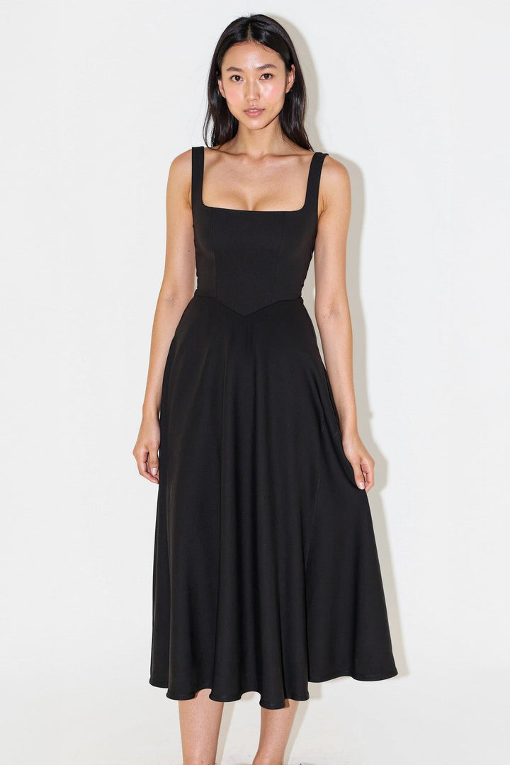 Moda feminina: Vestido midi elegante com decote quadrado. Tendência para festa ou look casual de verão.