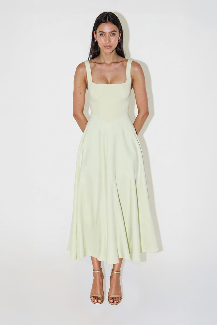 Roupa feminina: Vestido midi com decote quadrado. Estilo atemporal e elegante para todas as estações.