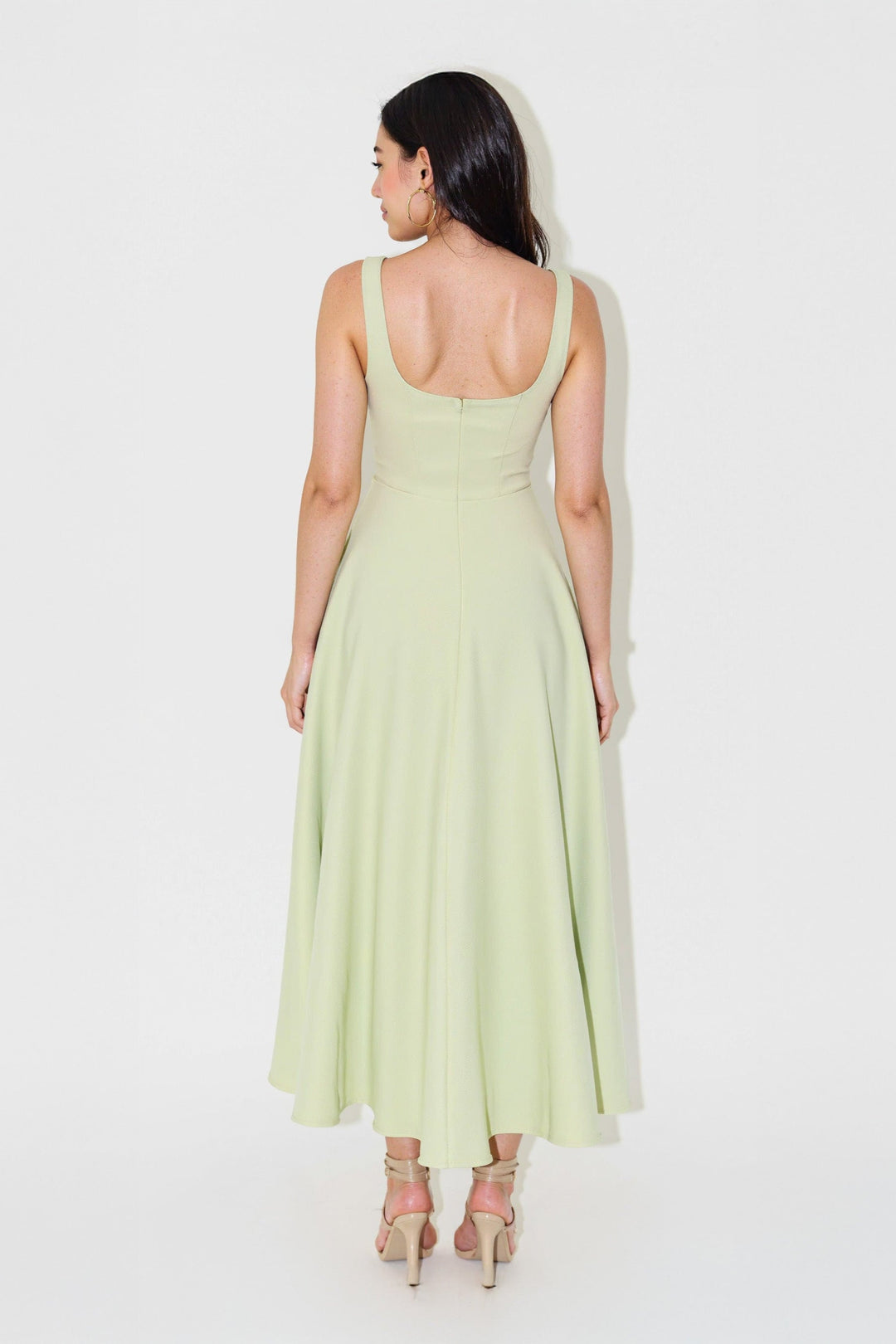 Vestido midi feminino para o verão. Decote quadrado, casual e elegante, tendência em moda feminina.