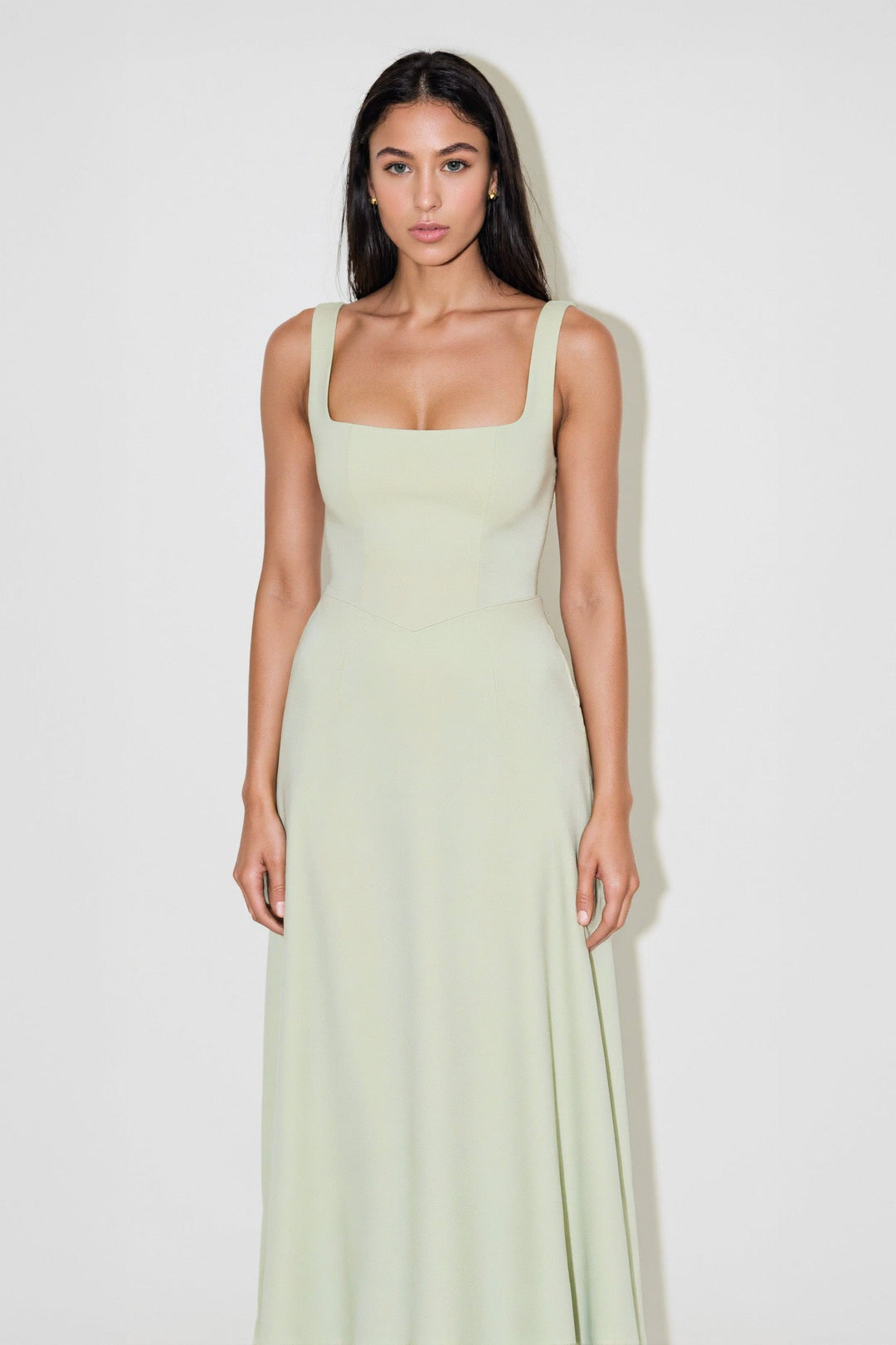 Vestido feminino midi com decote quadrado. Um look sofisticado e confortável para qualquer evento.