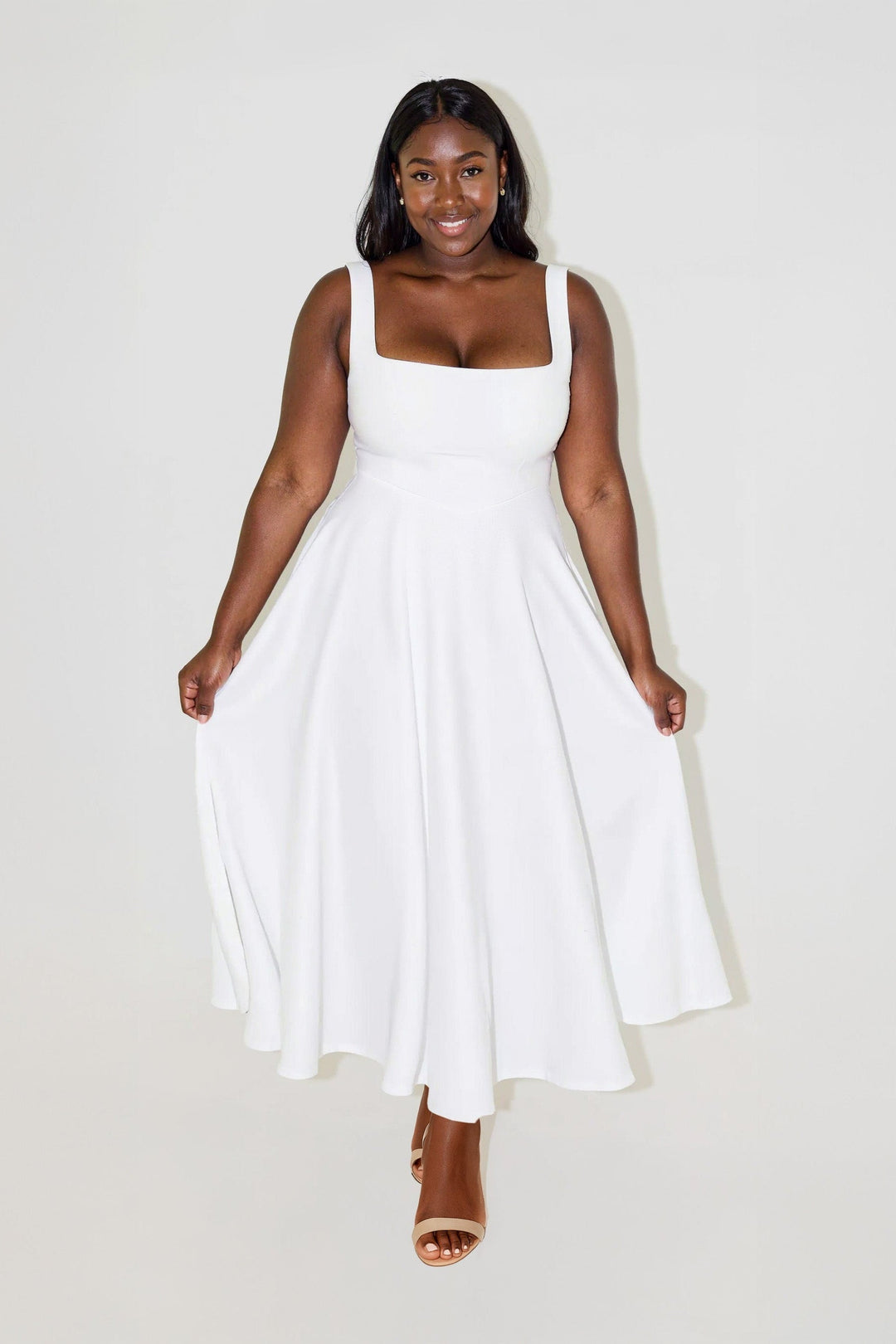 Vestido midi feminino com decote quadrado. Estilo elegante e confortável, perfeito para a moda verão.