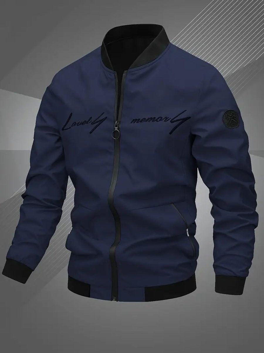 Roupa masculina com blusão bomber slim fit, gola baseball, look casual e moderno para transição.