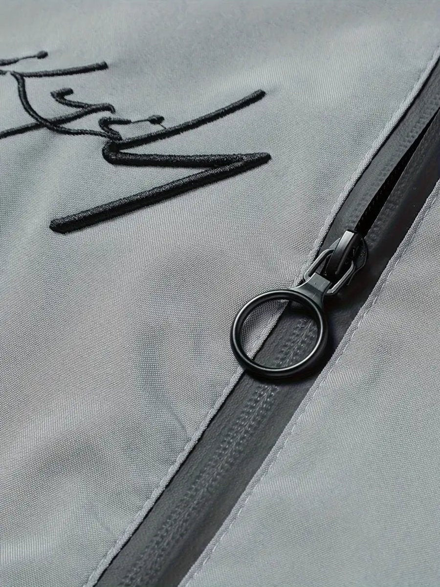 Detalhe gola baseball blusão bomber masculino, poliéster, conforto e estilo casual.