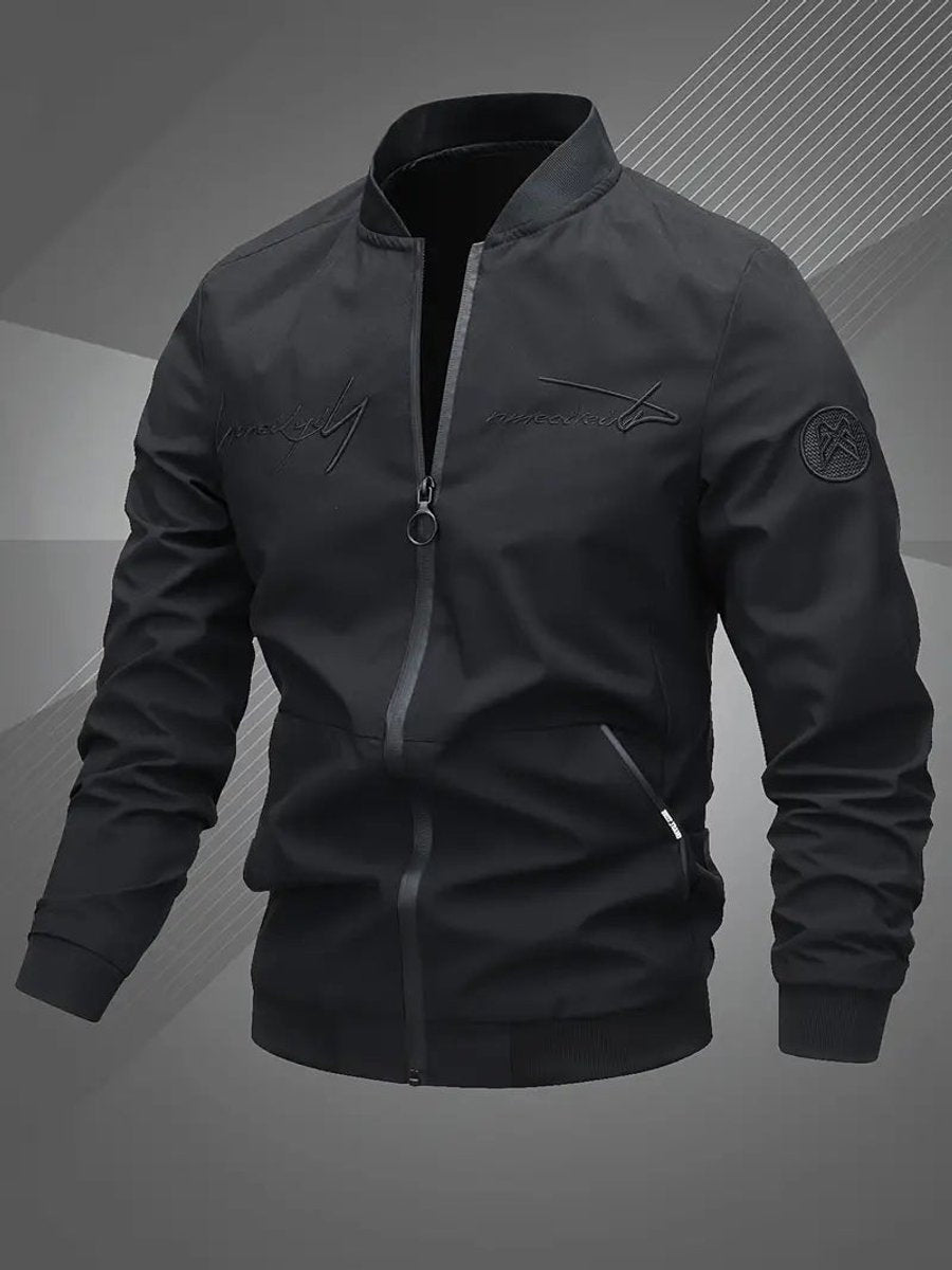 Homem veste blusão bomber slim fit masculino, estilo urbano, casaco de transição primavera/outono.