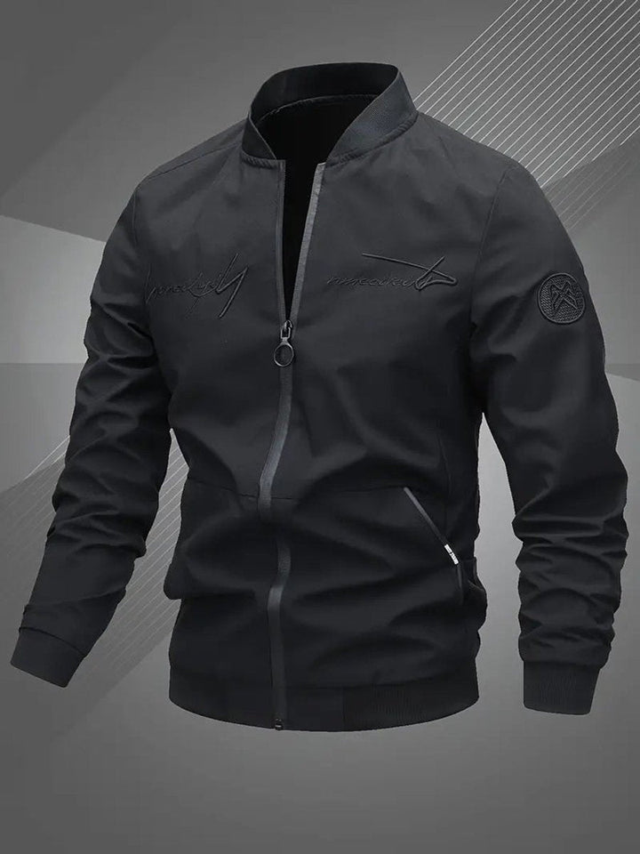 Homem veste blusão bomber slim fit masculino, estilo urbano, casaco de transição primavera/outono.
