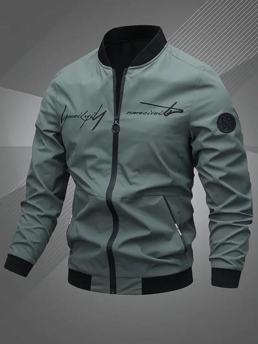 Blusão bomber masculino casual, corte slim fit, vista lateral, perfeito para roupa de homem moderno.