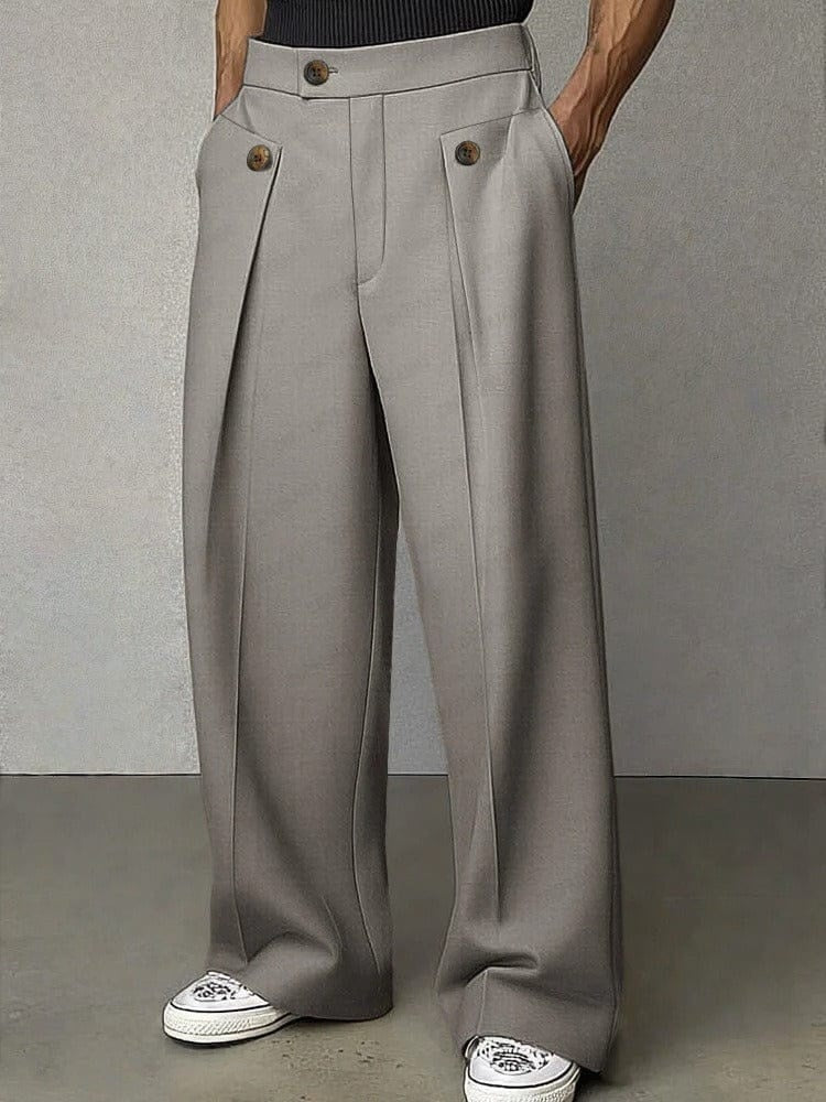 Detalhe das pregas e bolsos laterais nas calças wide leg masculinas. Conforto e moda para o homem moderno.