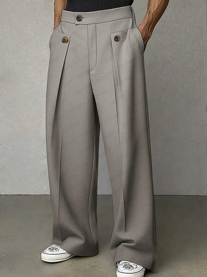 Detalhe das pregas e bolsos laterais nas calças wide leg masculinas. Conforto e moda para o homem moderno.
