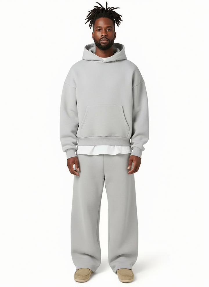 Conjunto treino homem, hoodie e calças perna larga cinzas, para conforto urbano e estilo casual. Roupa desportiva versátil.
