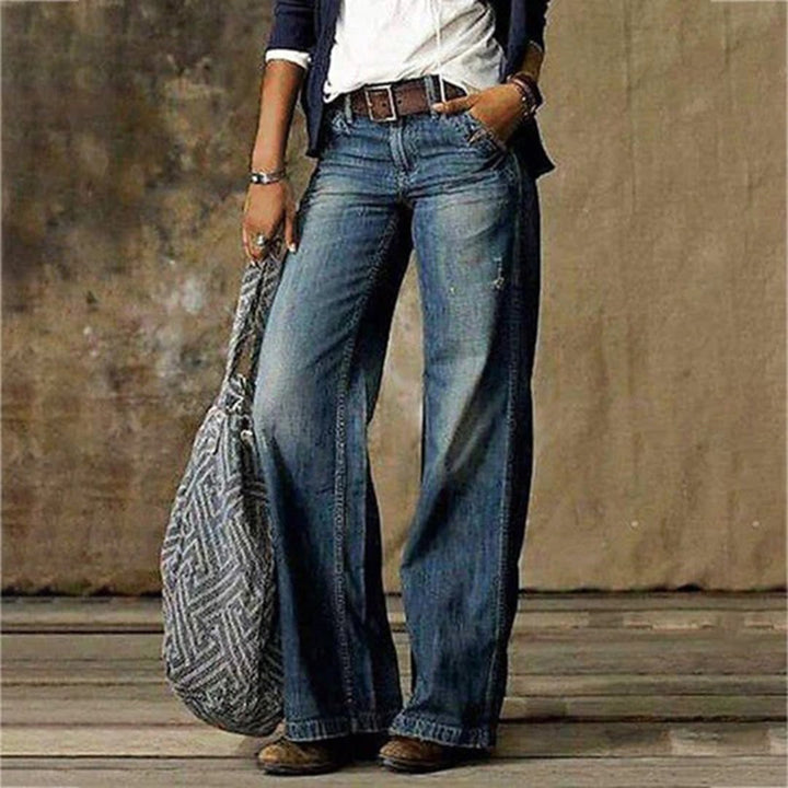 Calça jeans feminina perna larga, cintura média, estilo vintage. Confortável e versátil para looks casuais.